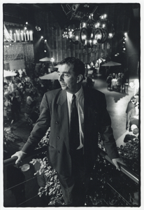 405576 Portret van David Schild, manager van de evenementenlokatie en televisiestudio Central Studios (Gietijzerstraat ...